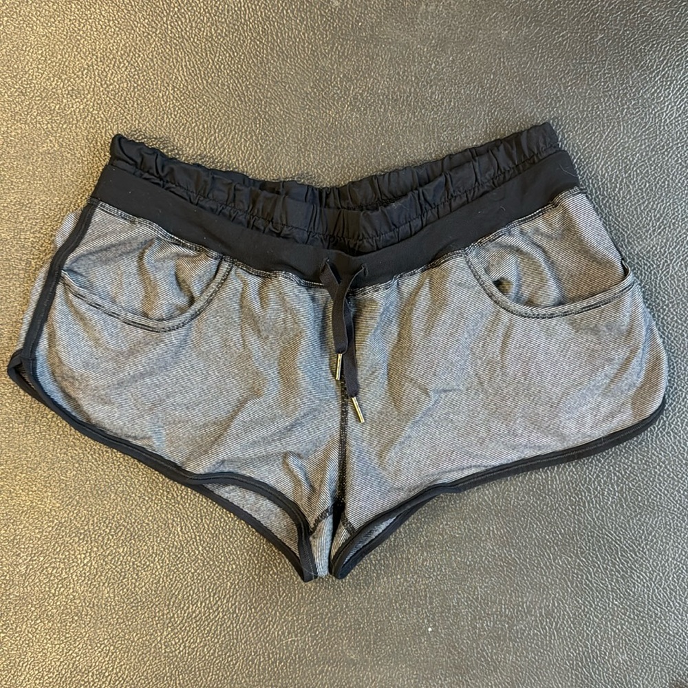 Lululemon Size 8 Strength and Tone Short Heathered Coal Gray Gym Yoga Shorts